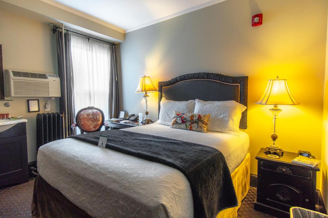 Queen Room 6 with Private Bathroom at Camas Boutique Hotel