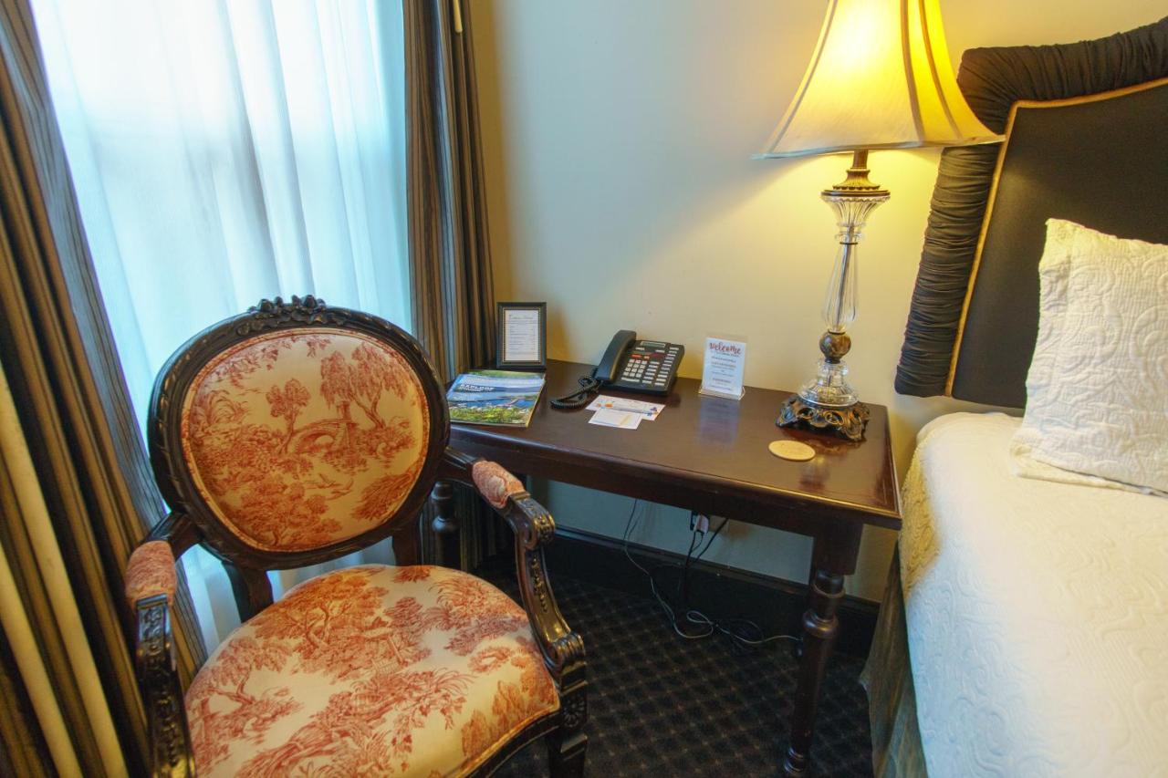 Queen Room 6 with Private Bathroom at Camas Boutique Hotel