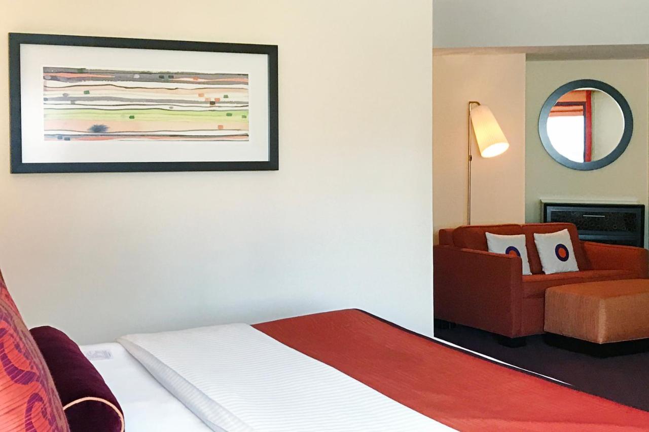 Deluxe King Room with Balcony at Washington Plaza Hotel