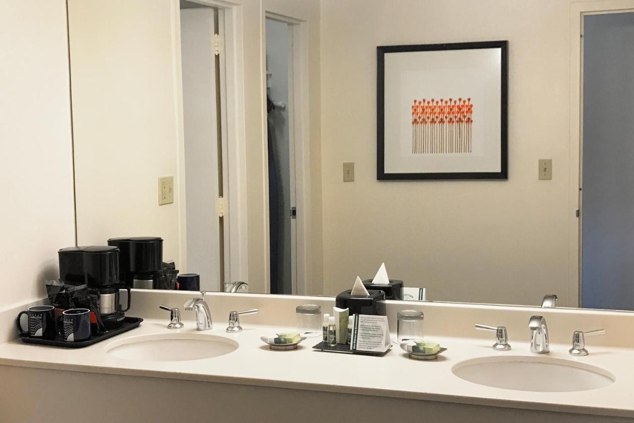 Deluxe Double Room at Washington Plaza Hotel