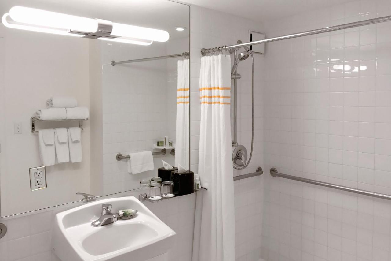 Superior Queen Room - Accessible at Washington Plaza Hotel