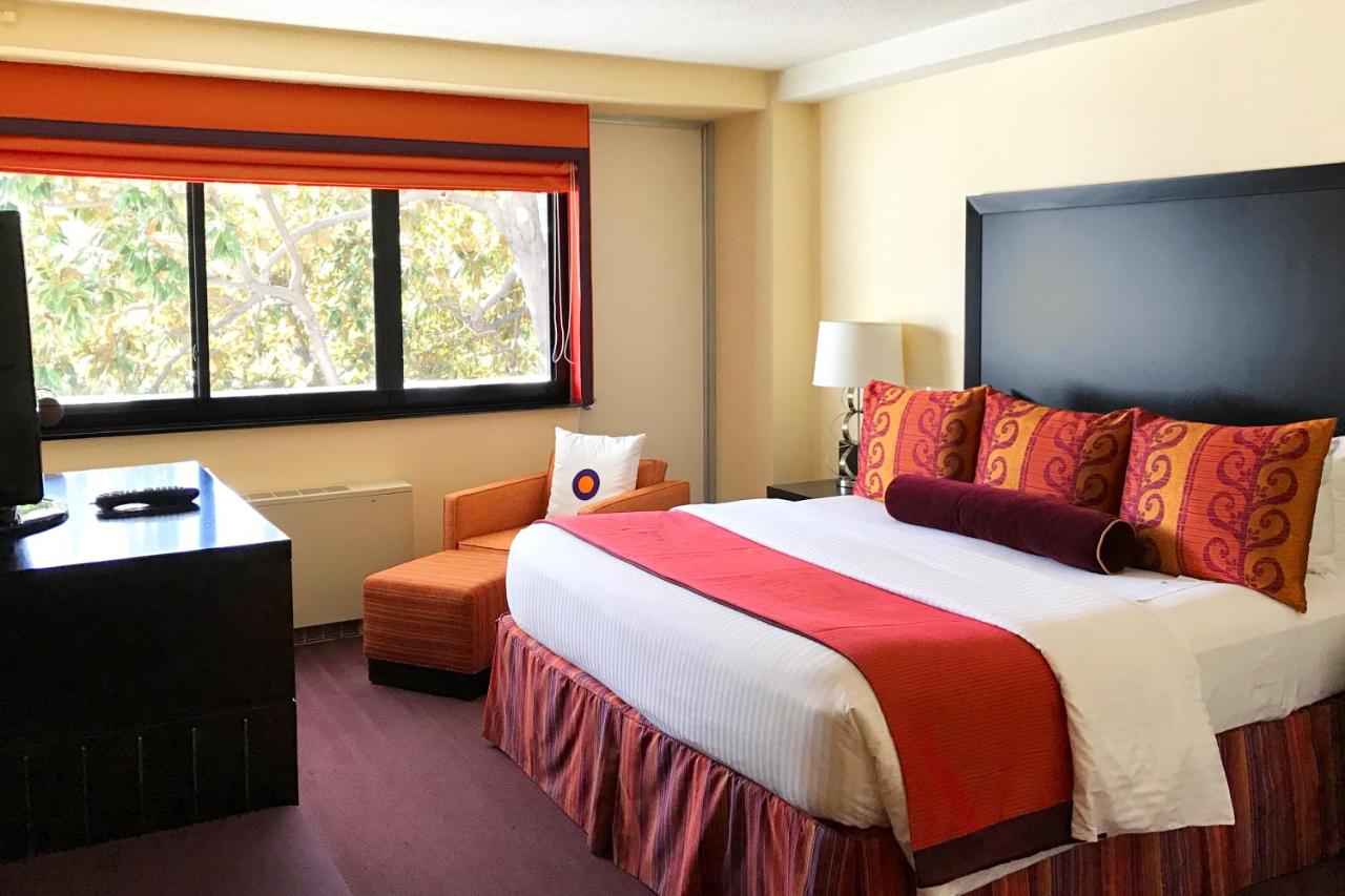 Superior King Room - Accessible at Washington Plaza Hotel