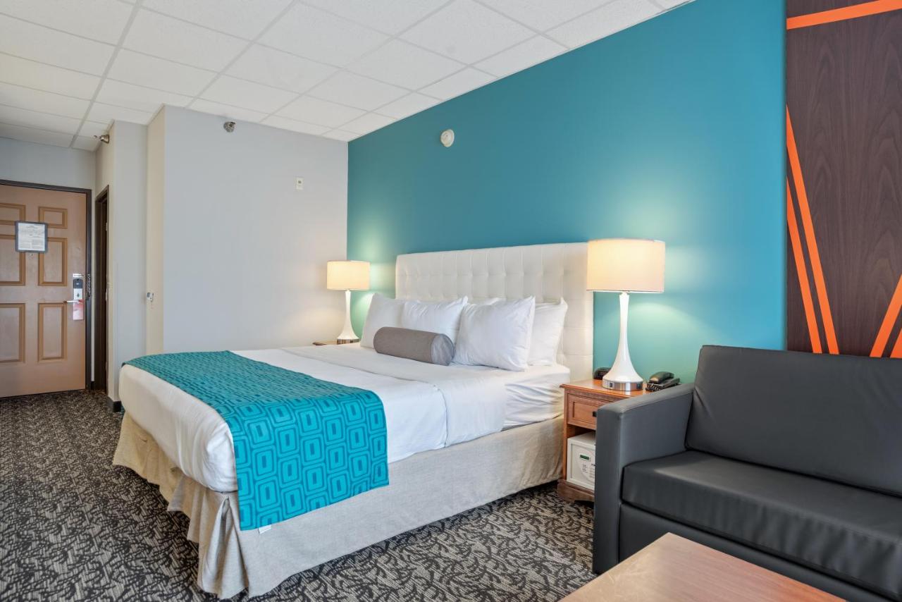 Deluxe King Room - Mobility Access/Non-Smoking at Howard Johnson by Wyndham Downtown Rapid City