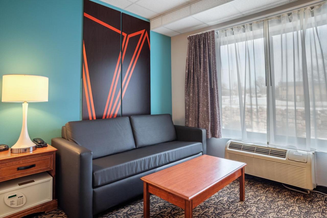 Deluxe King Room - Mobility Access/Non-Smoking at Howard Johnson by Wyndham Downtown Rapid City