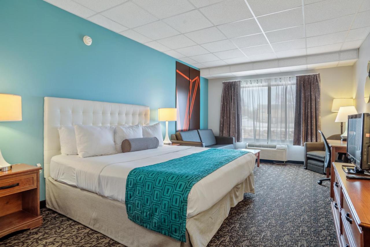 Deluxe King Room - Mobility Access/Non-Smoking at Howard Johnson by Wyndham Downtown Rapid City