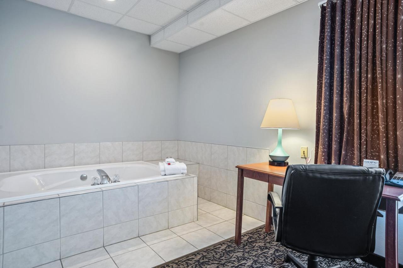 Superior King Room - Mobility Access/Non-Smoking at Howard Johnson by Wyndham Downtown Rapid City
