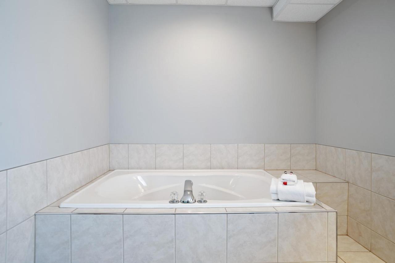 Deluxe King Studio Suite - Non-Smoking at Howard Johnson by Wyndham Downtown Rapid City