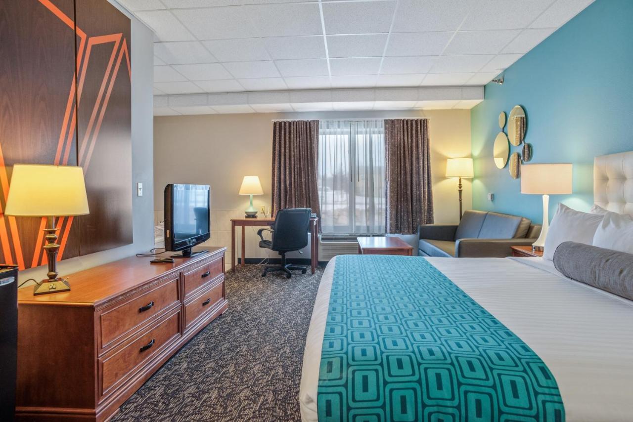 Superior King Room - Mobility Access/Non-Smoking at Howard Johnson by Wyndham Downtown Rapid City