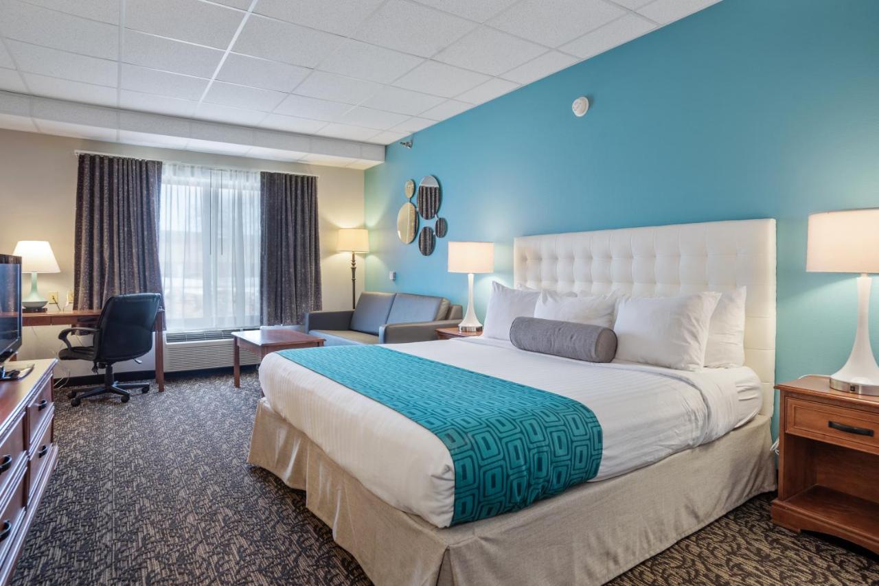 Superior King Room - Mobility Access/Non-Smoking at Howard Johnson by Wyndham Downtown Rapid City