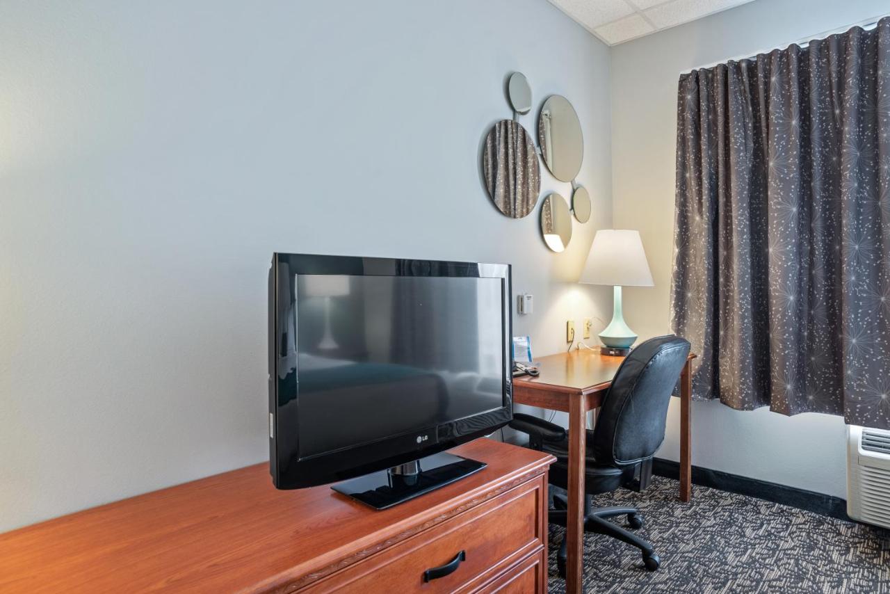 One-Bedroom King Suite - Non-Smoking at Howard Johnson by Wyndham Downtown Rapid City