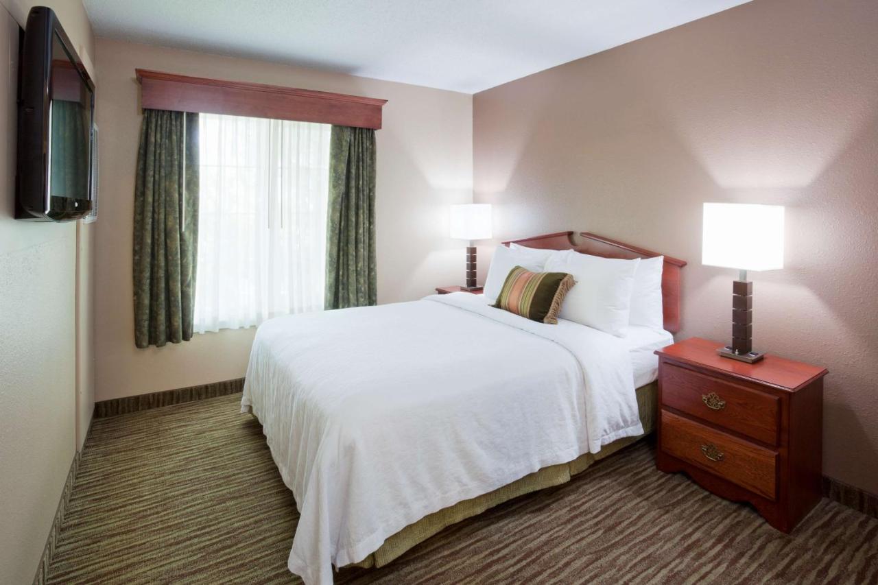 Deluxe Queen Suite at GrandStay Residential Suites - Eau Claire