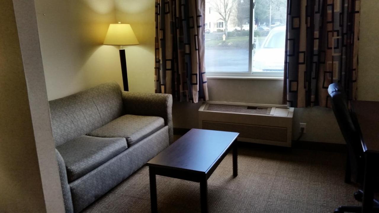 King Suite - Non-Smoking at Days Inn & Suites by Wyndham Vancouver
