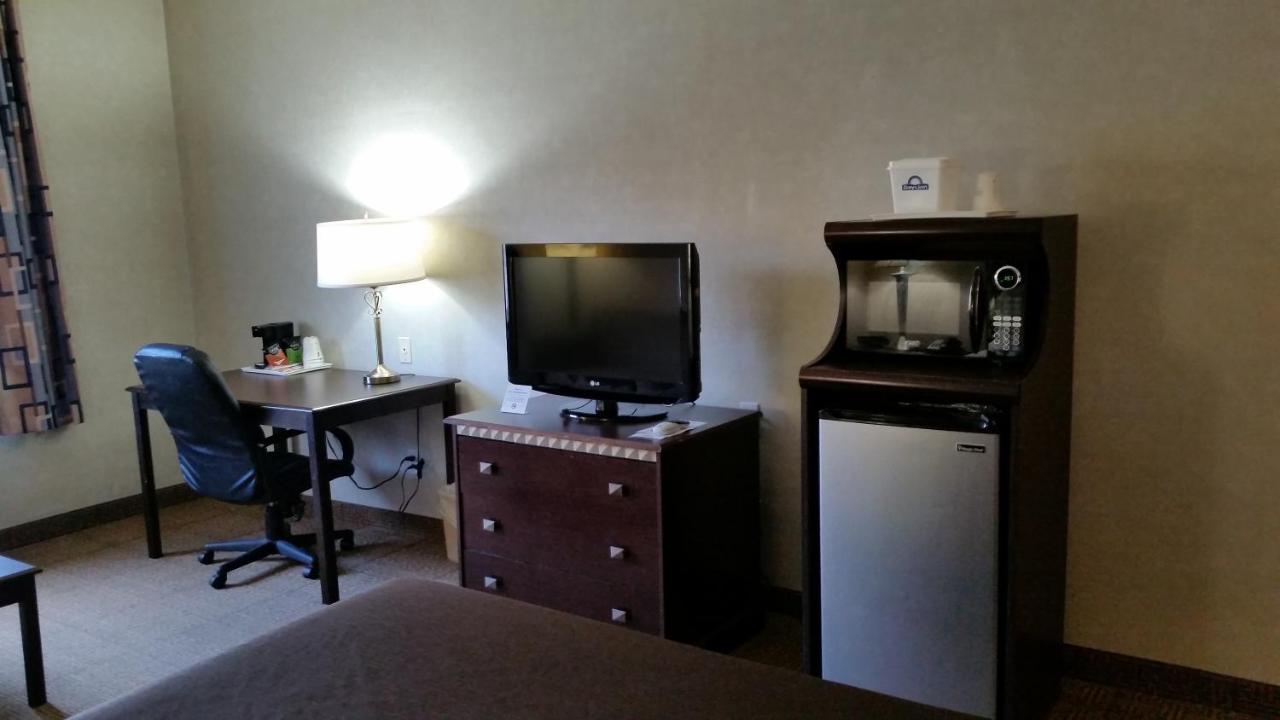 King Suite - Non-Smoking at Days Inn & Suites by Wyndham Vancouver