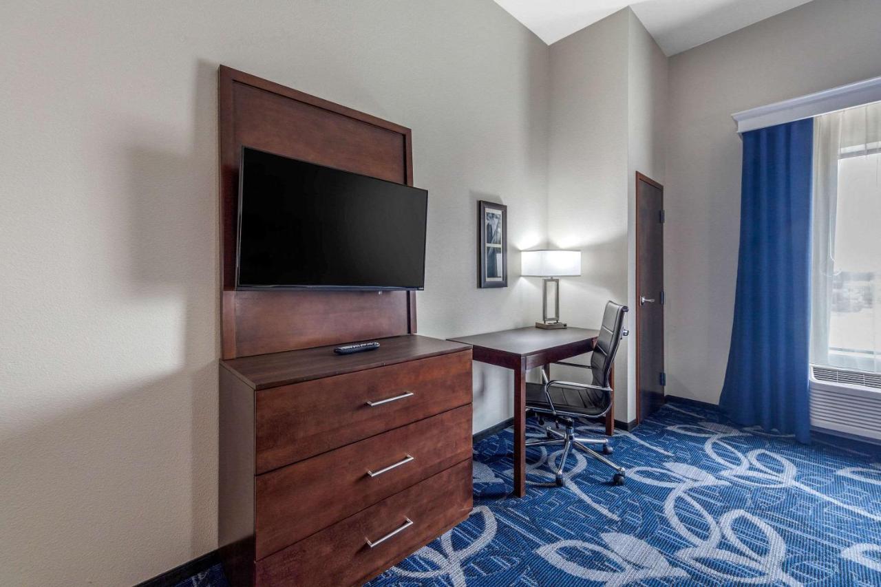 Queen Room at Comfort Inn & Suites Oklahoma City South I-35