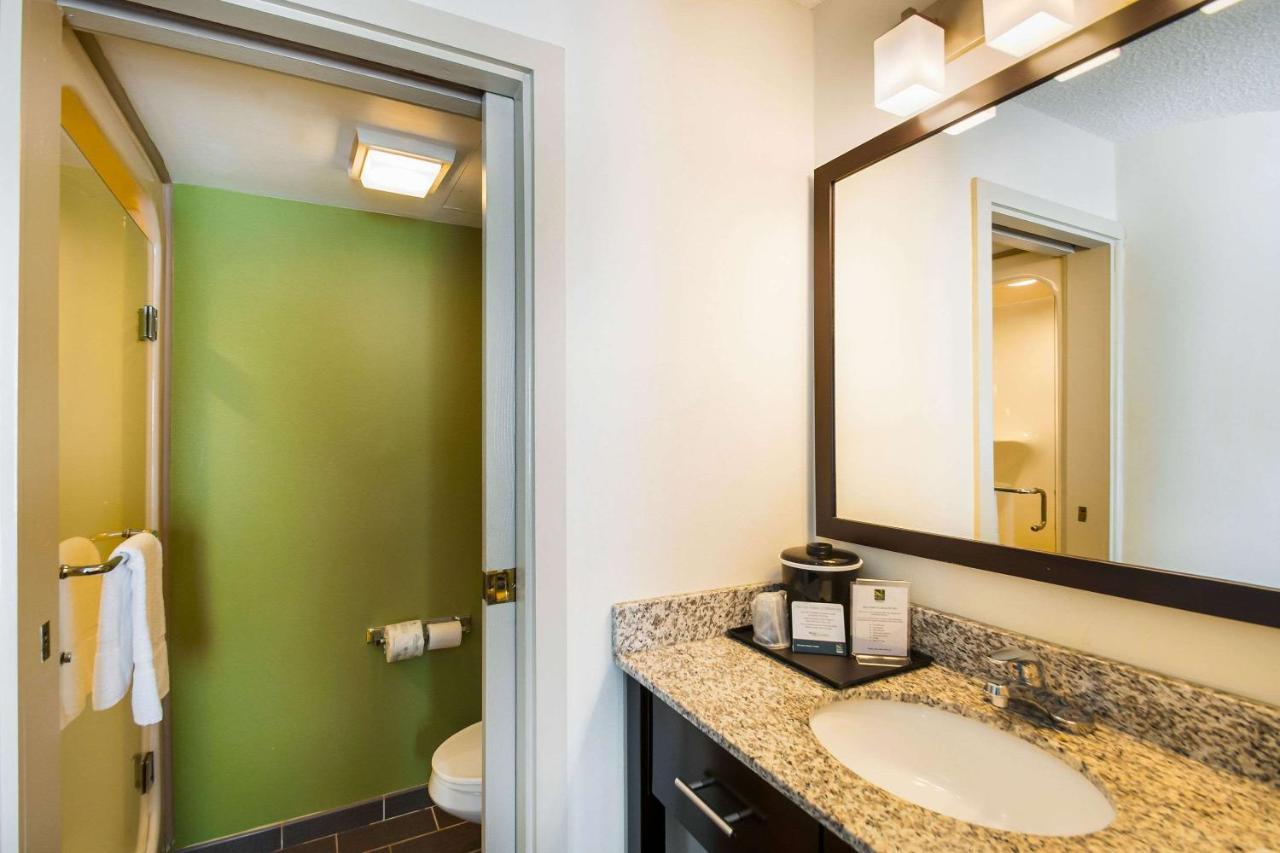 Queen Room - Non-Smoking at Quality Inn Grasonville near Kent Island