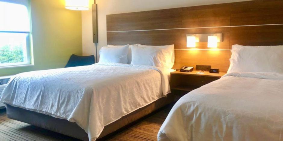 Double Room with Shower - Mobility Accessible - Non-Smoking at Holiday Inn Express Macon North, an IHG Hotel