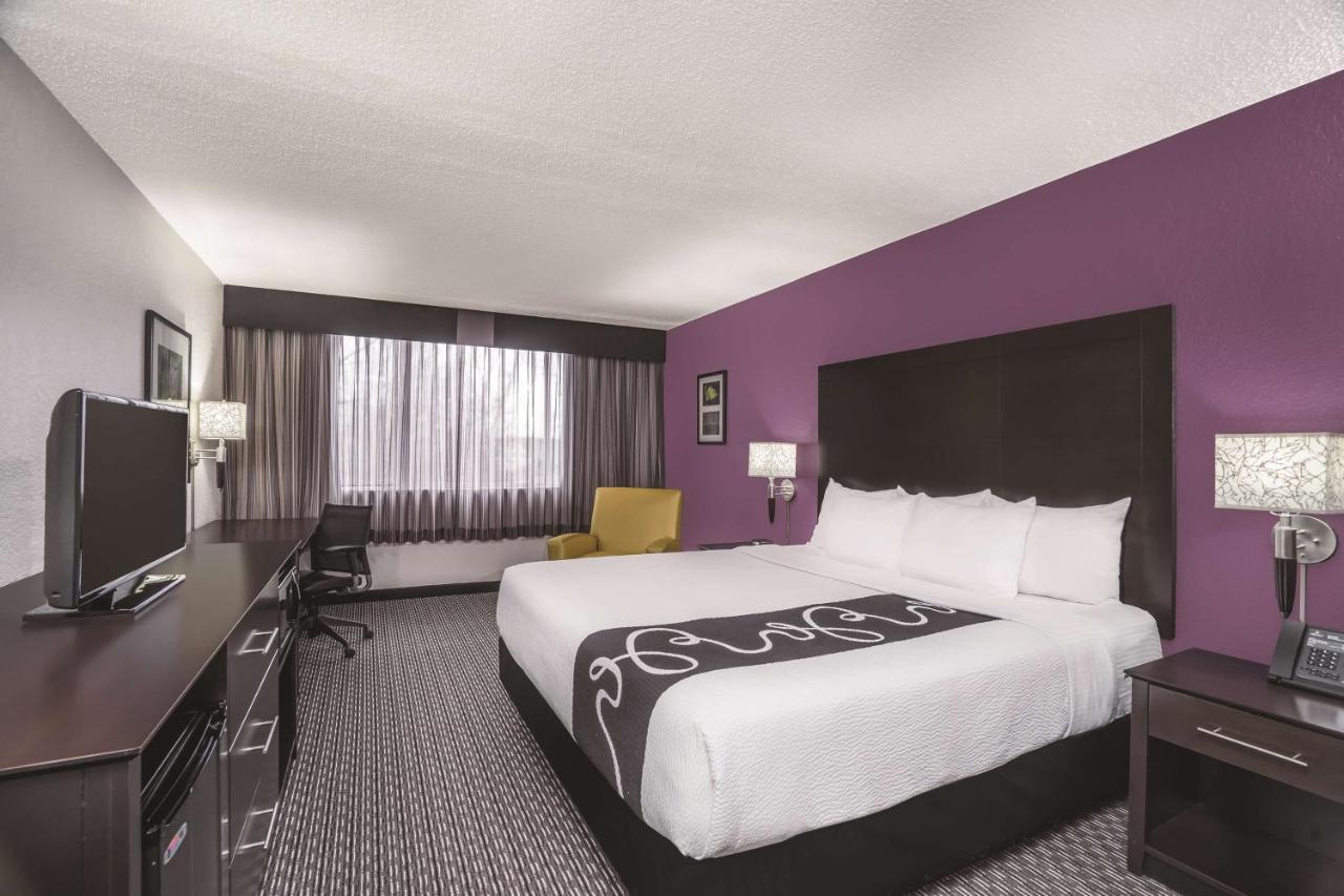 King Room at La Quinta Inn & Suites by Wyndham Clifton/Rutherford