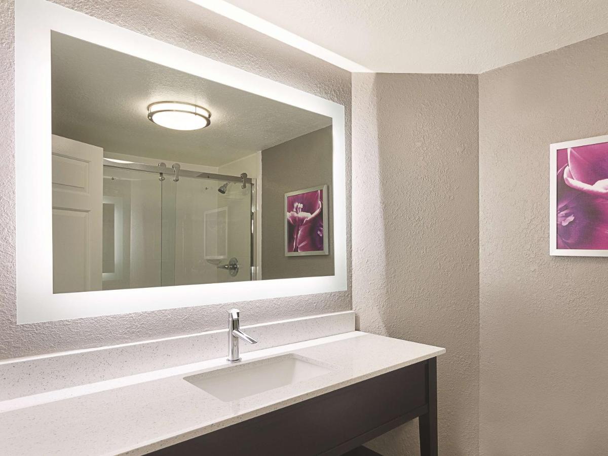 King Room at La Quinta Inn & Suites by Wyndham Clifton/Rutherford