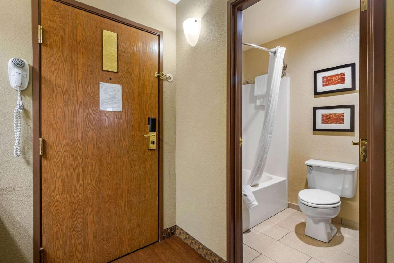 King Room at Comfort Inn & Suites Springfield I-44