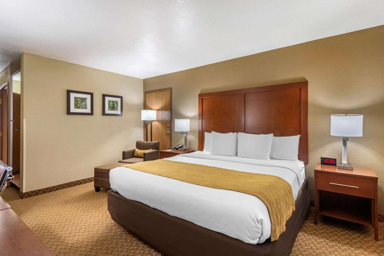 King Room - Disability Access/Non-Smoking/1st Floor at Comfort Inn & Suites Springfield I-44