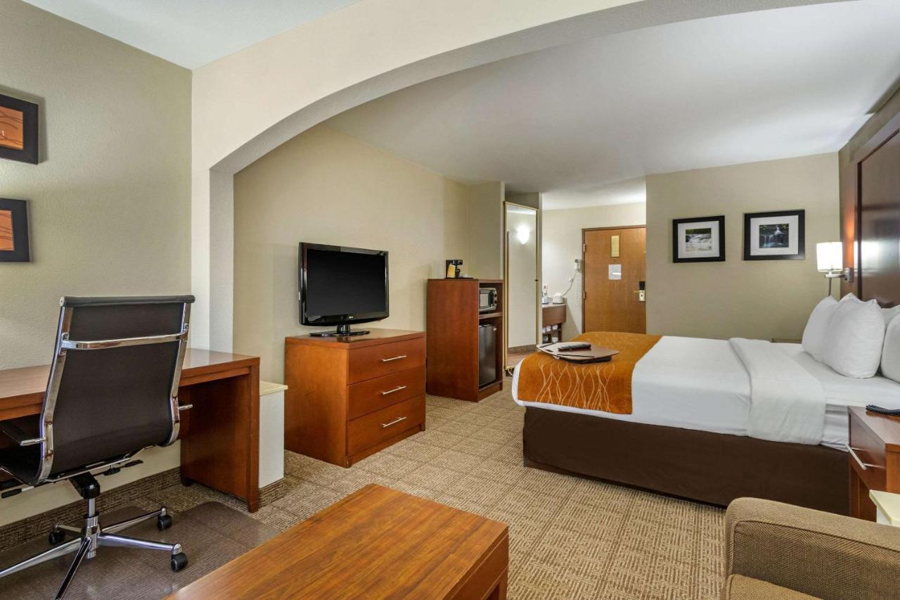 Executive King Suite - Non-Smoking/Top Floor at Comfort Inn & Suites Springfield I-44