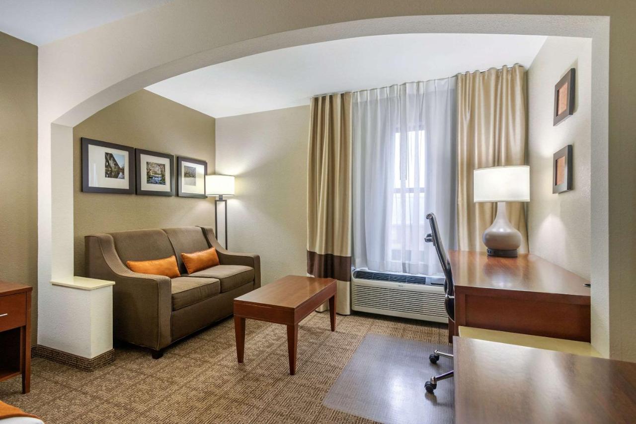 Executive King Suite - Non-Smoking/Top Floor at Comfort Inn & Suites Springfield I-44