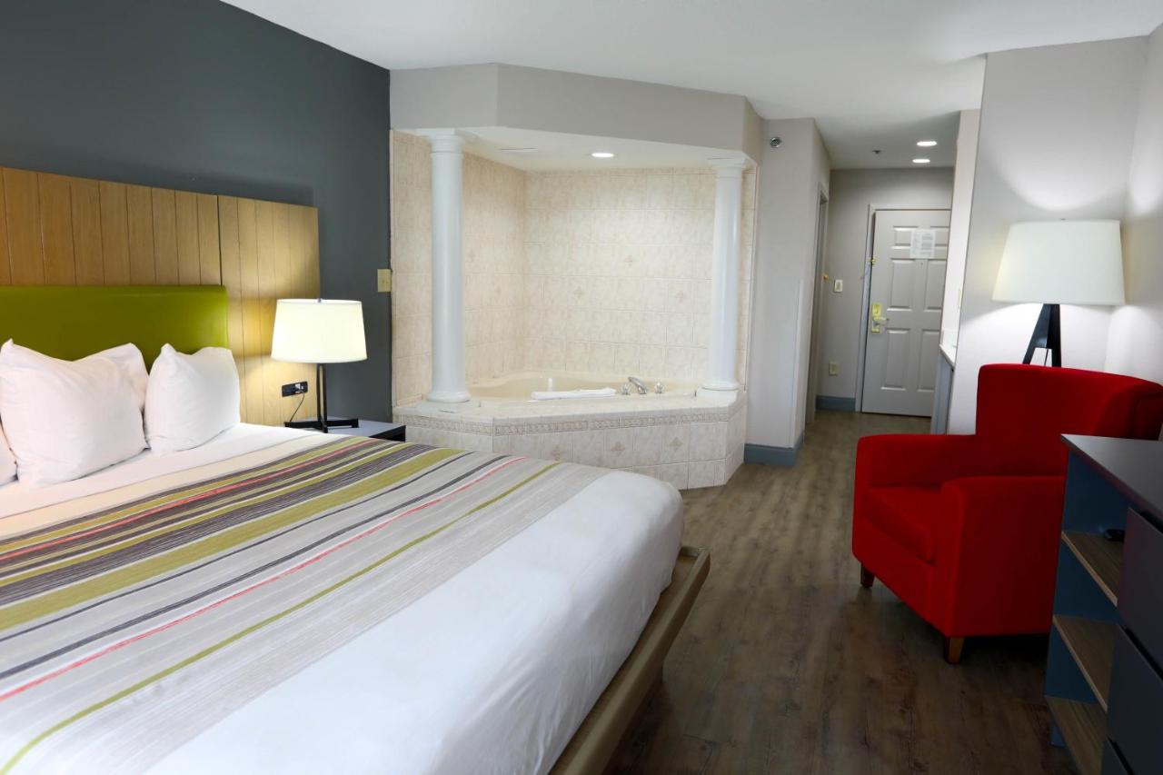 King Suite with Whirlpool - Non-Smoking at Country Inn & Suites by Radisson, Myrtle Beach, SC