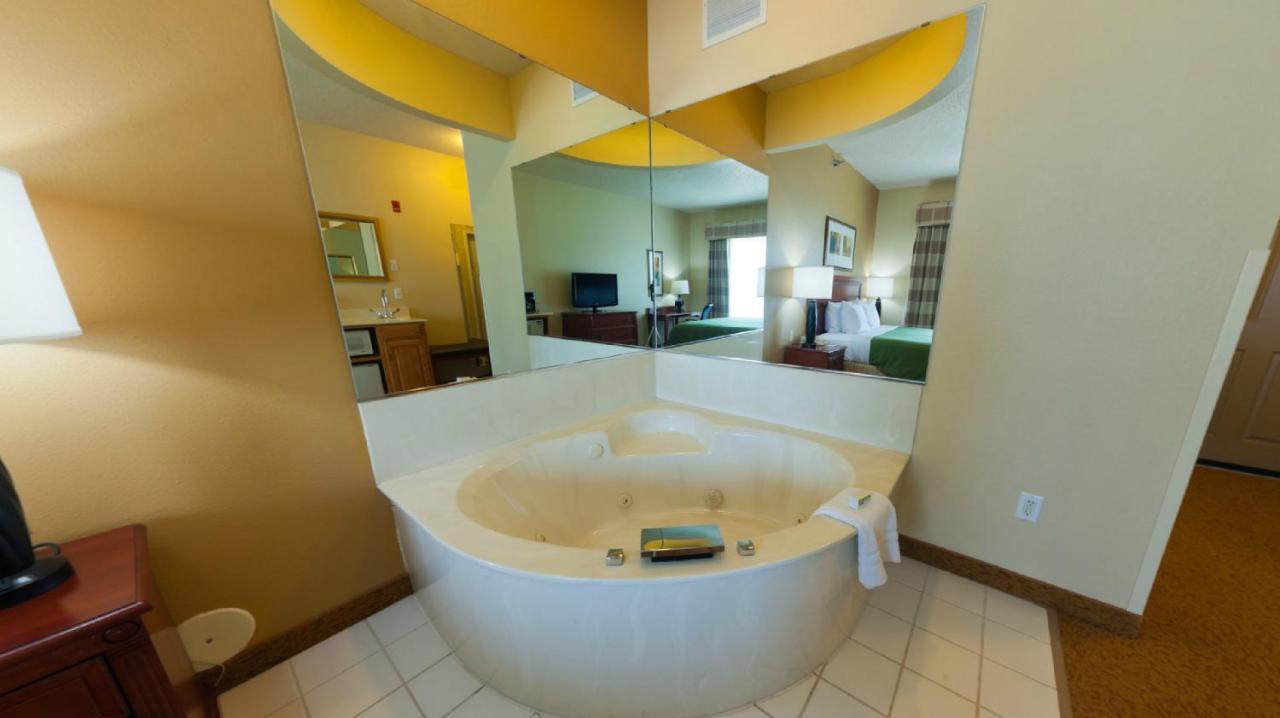 King Room with Spa Bath at Country Inn & Suites by Radisson, Mankato Hotel and Conference Center, MN