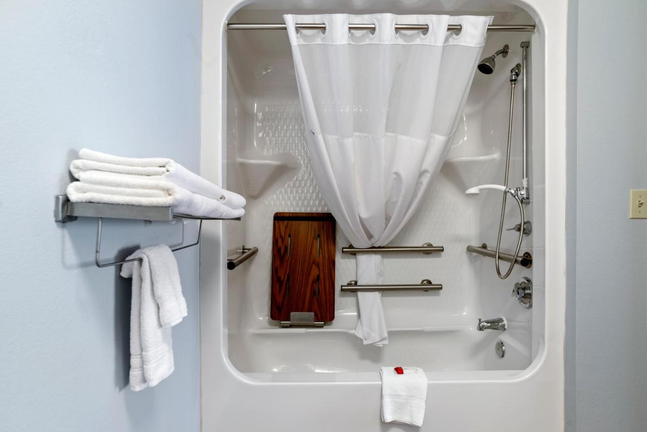 Deluxe King Room - Mobility Access/Non-Smoking at Howard Johnson by Wyndham Downtown Rapid City