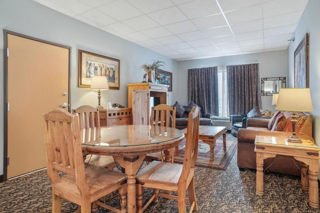 One-Bedroom Deluxe King Suite - Non-SmokingÂ  at Howard Johnson by Wyndham Downtown Rapid City