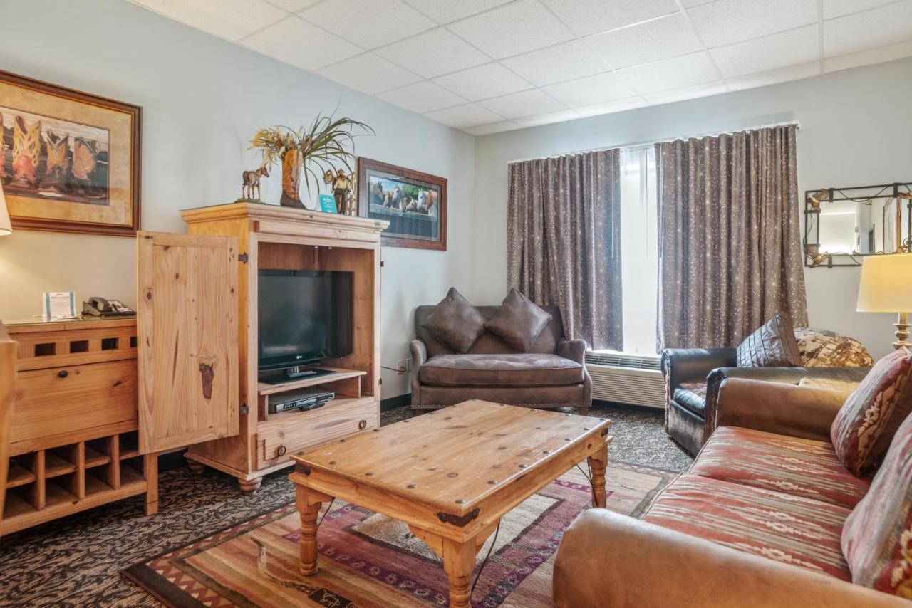 One-Bedroom Deluxe King Suite - Non-SmokingÂ  at Howard Johnson by Wyndham Downtown Rapid City