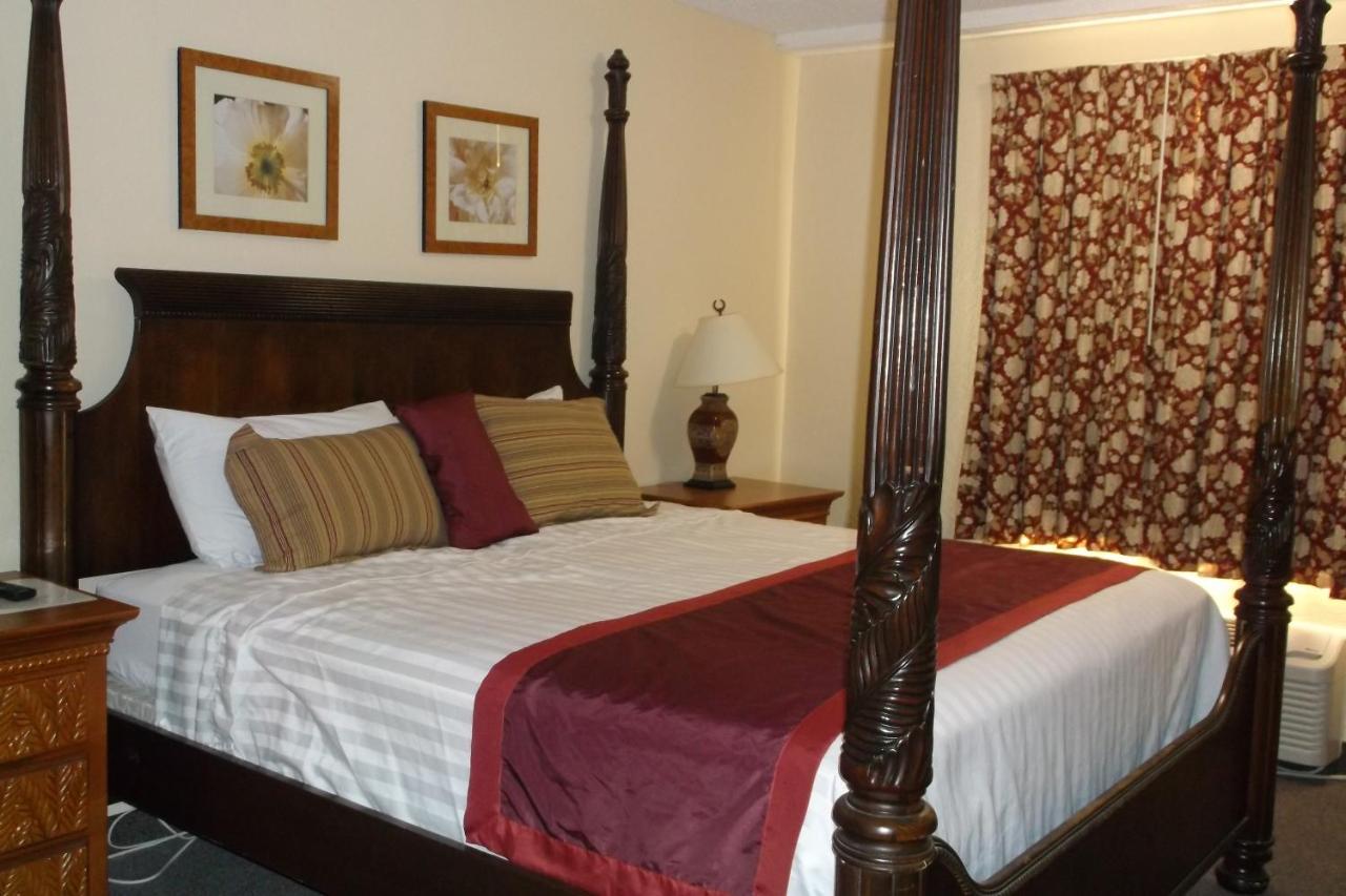 King Room - Non-Smoking at Lakeshore Resort and Marina