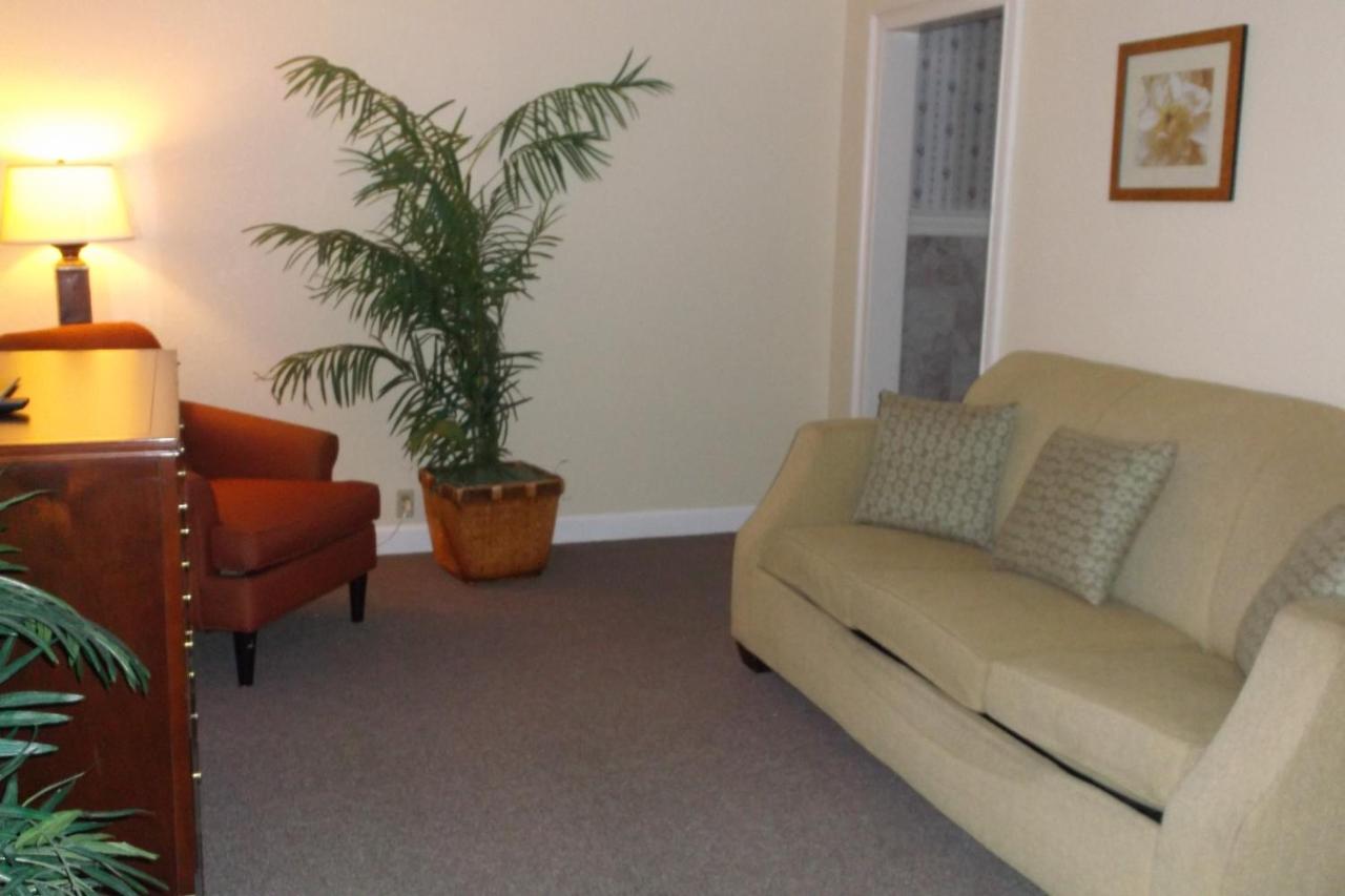 King Studio Suite - Non-Smoking at Lakeshore Resort and Marina
