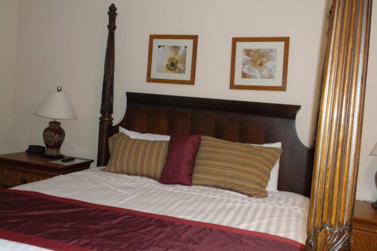 King Room - Non-Smoking at Lakeshore Resort and Marina