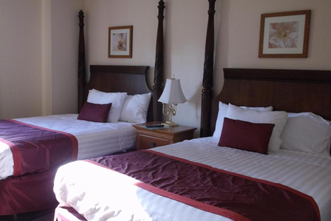 Queen Room with Two Queen Beds - Non-Smoking at Lakeshore Resort and Marina