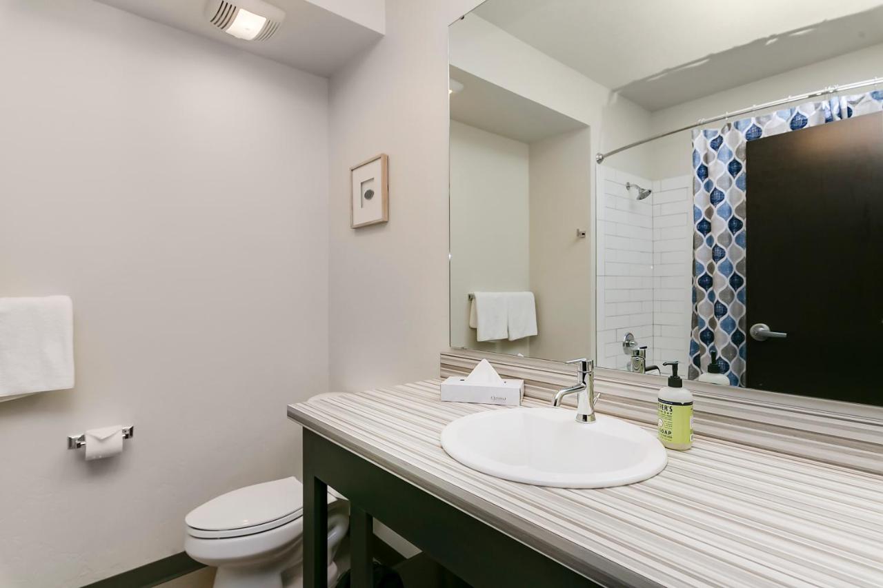 Queen Garden Tub Suite at Silver Creek Hotel