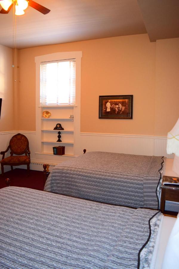 Queen Room with Two Queen Beds at Grand Imperial Hotel