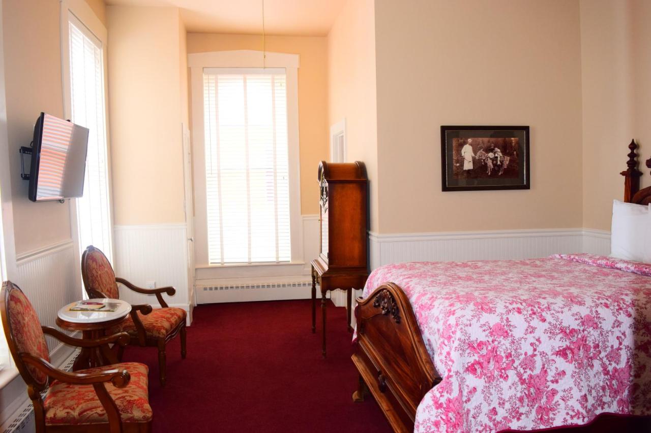 Queen Room at Grand Imperial Hotel