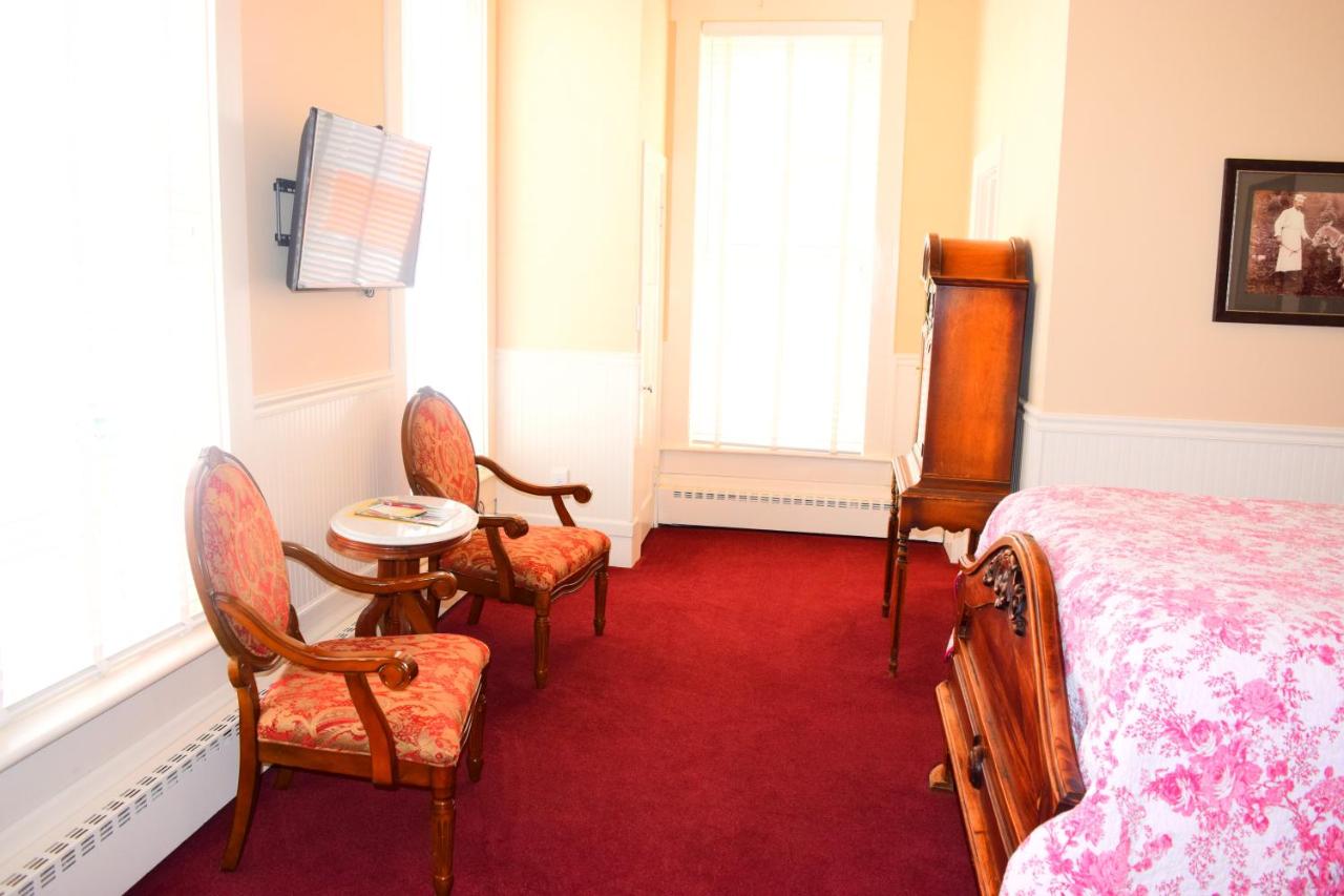 Queen Room at Grand Imperial Hotel