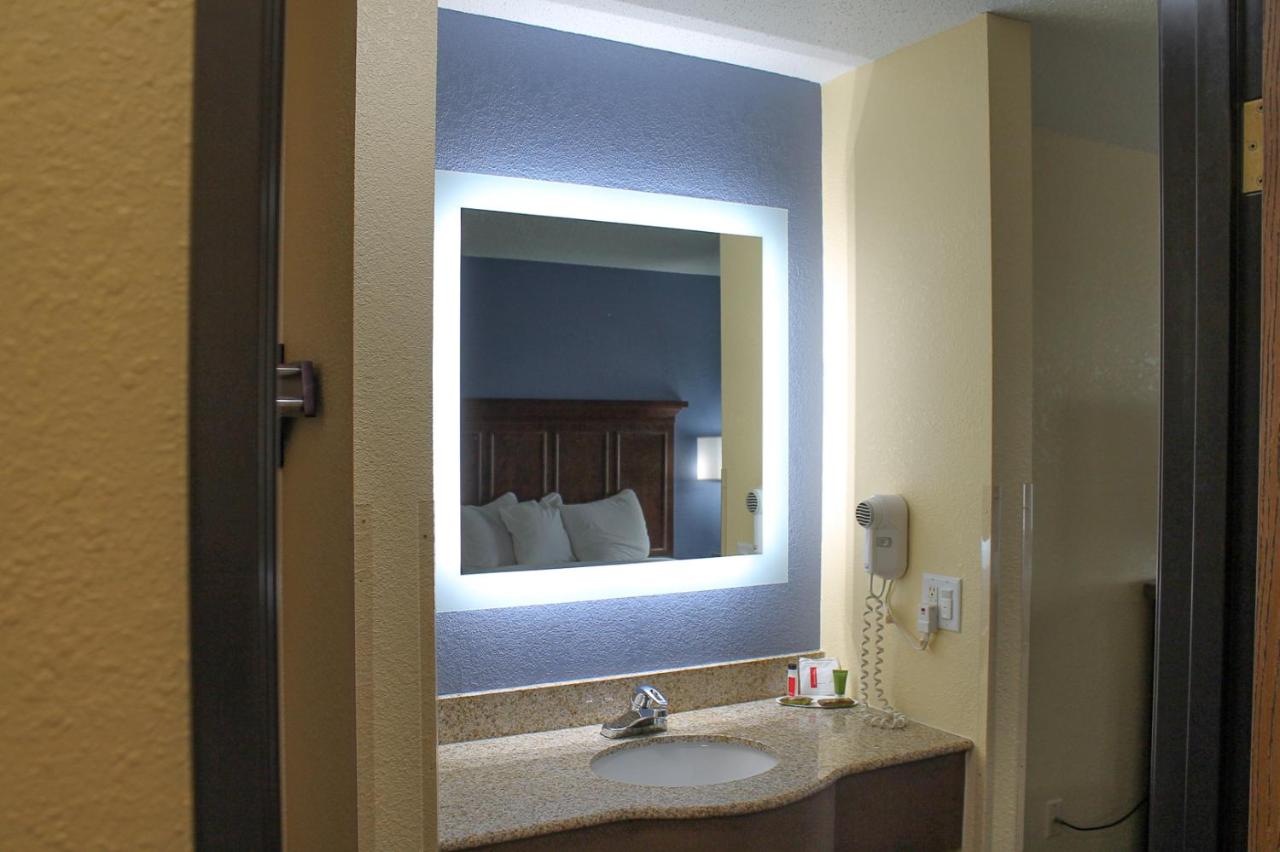 1 King Bed, Studio Suite with Jetted Tub, Non-Smoking at Days Inn by Wyndham Batavia Ohio