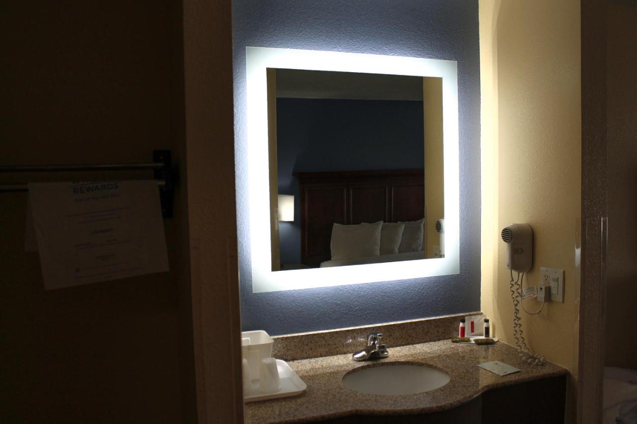 King Suite - Mobility Access/Non-Smoking at Days Inn by Wyndham Batavia Ohio