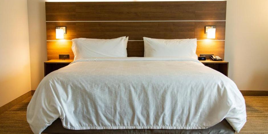 King Room - Mobility Access Tub - Non-Smoking at Holiday Inn Express Macon North, an IHG Hotel