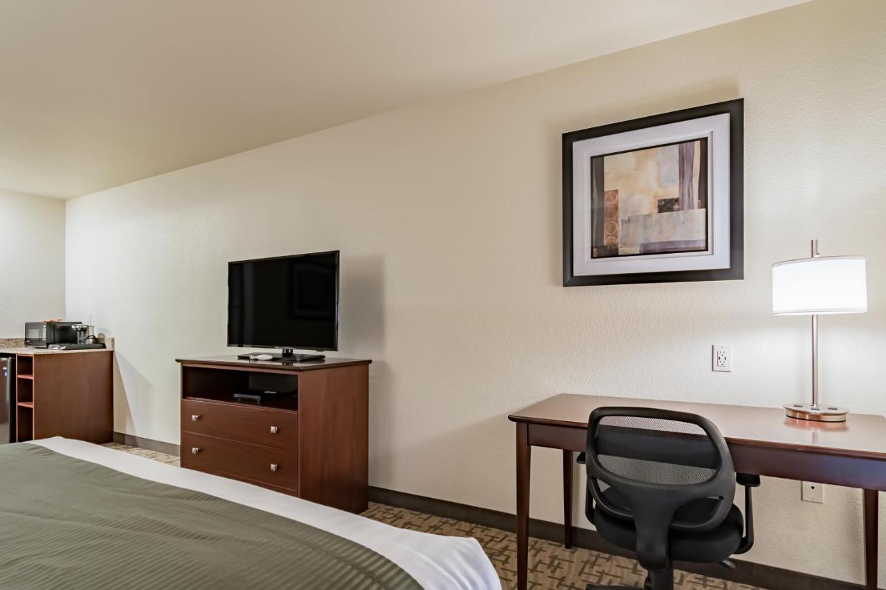 Deluxe King Room at Cobblestone Inn & Suites - Lamoni