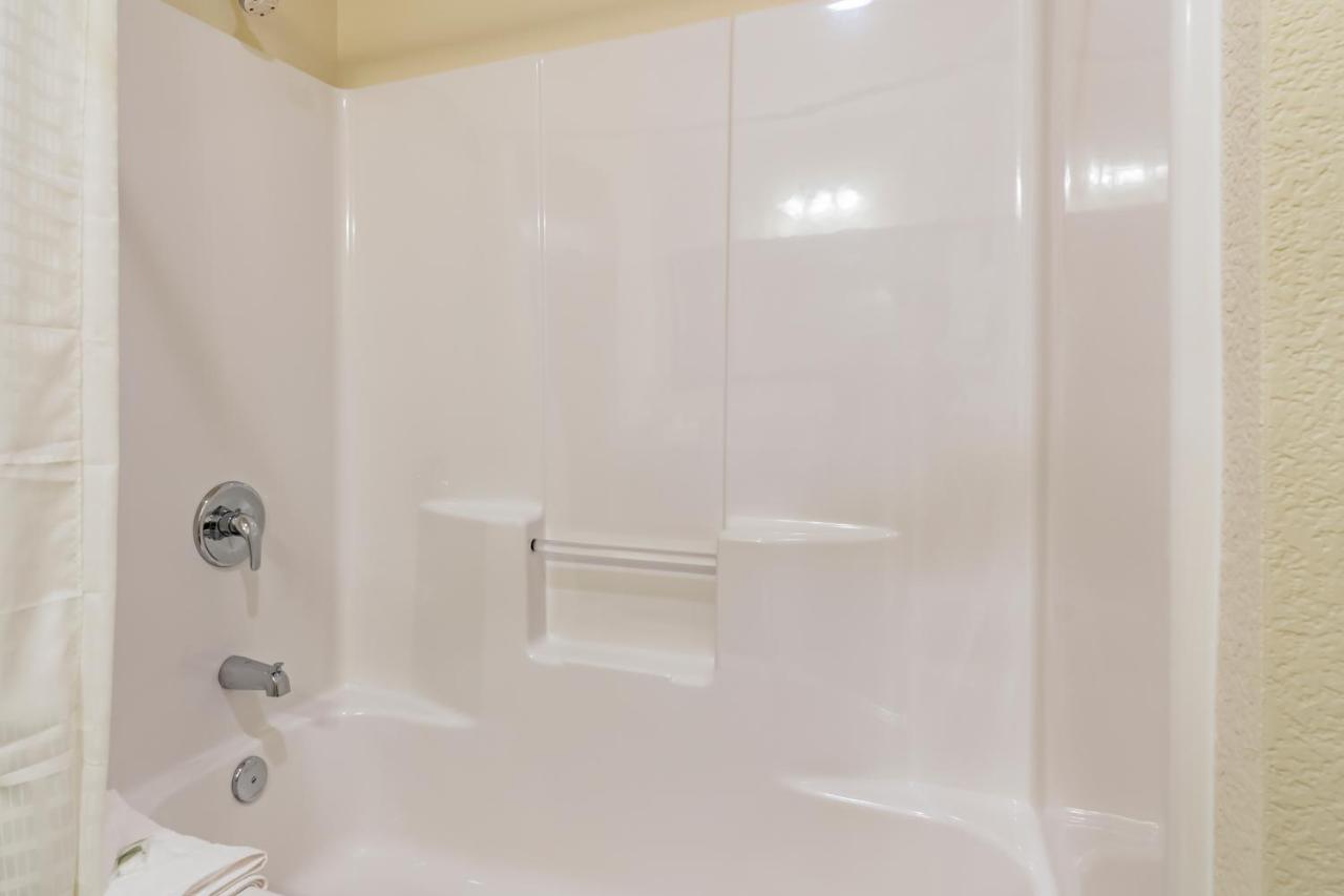 Deluxe King Room at Cobblestone Inn & Suites - Lamoni