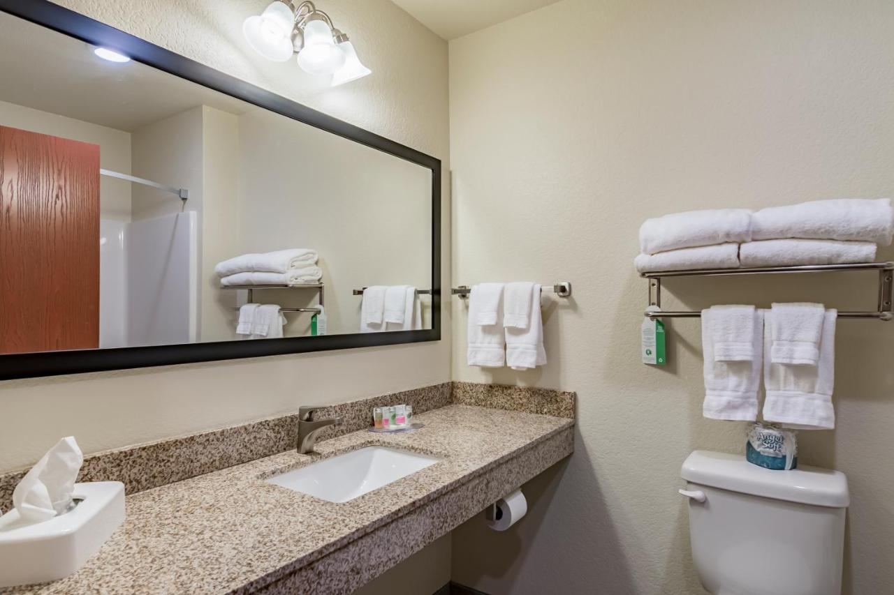 Deluxe King Room at Cobblestone Inn & Suites - Lamoni