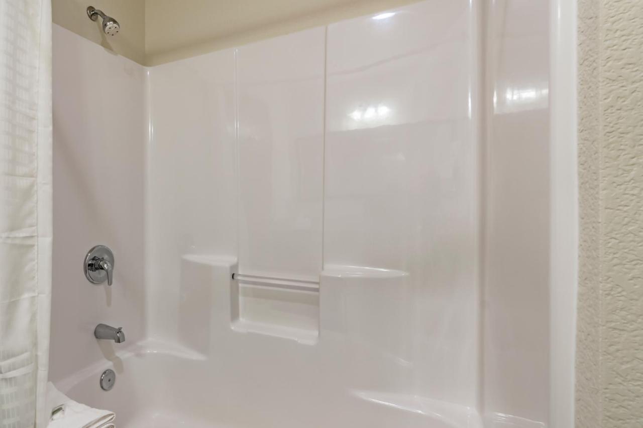 Deluxe King Room at Cobblestone Inn & Suites - Lamoni