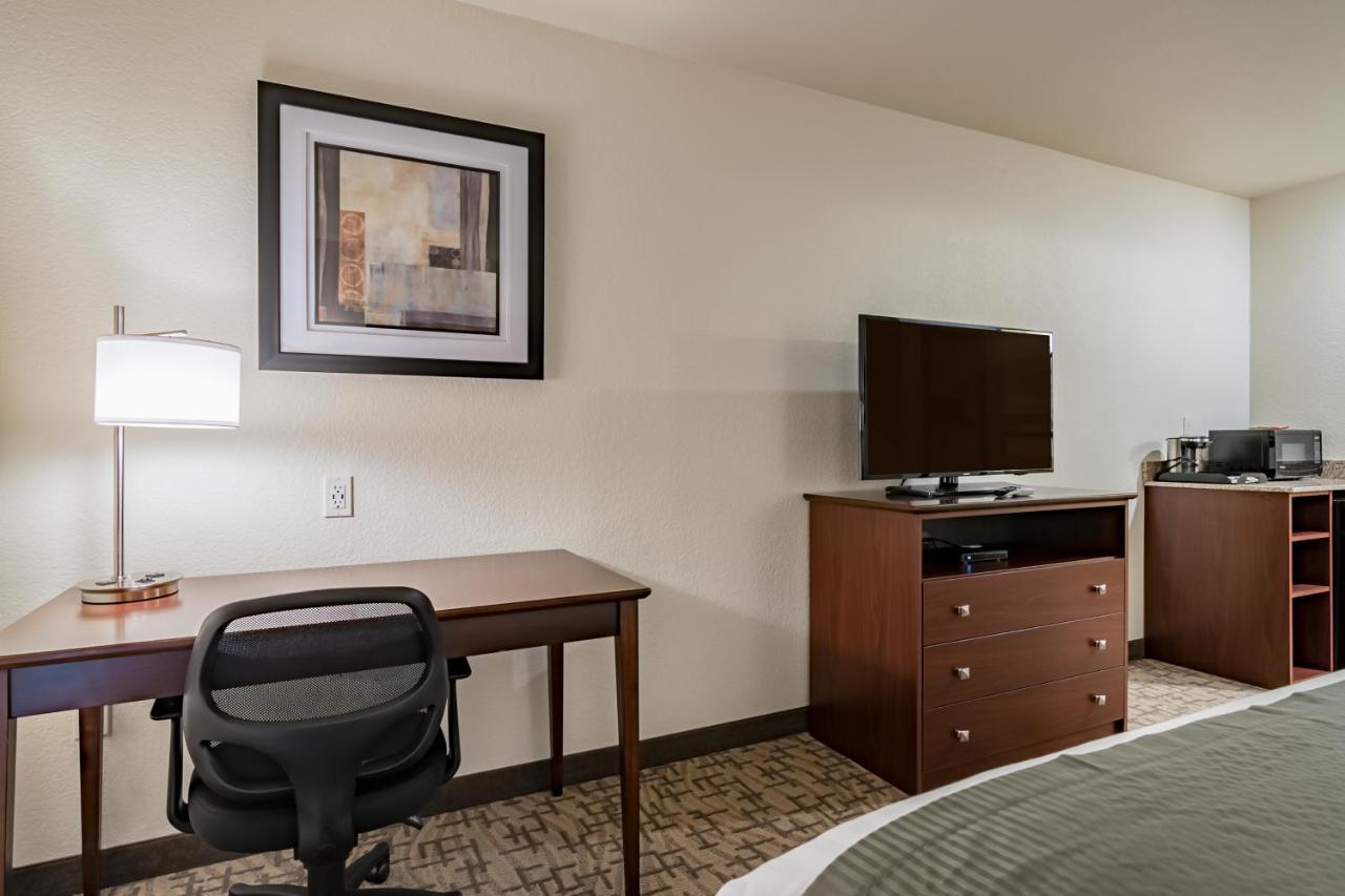 Deluxe King Room at Cobblestone Inn & Suites - Lamoni