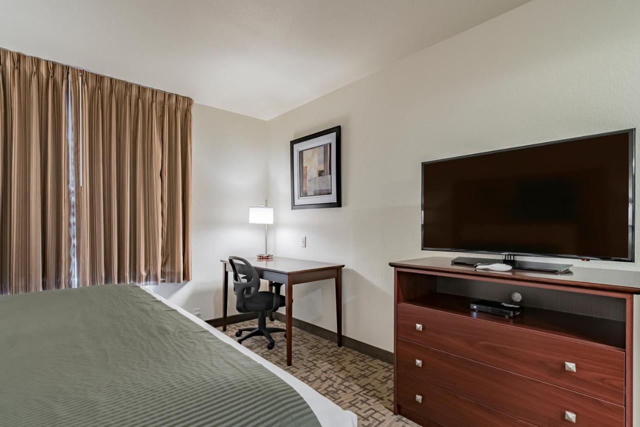 Deluxe King Room at Cobblestone Inn & Suites - Lamoni