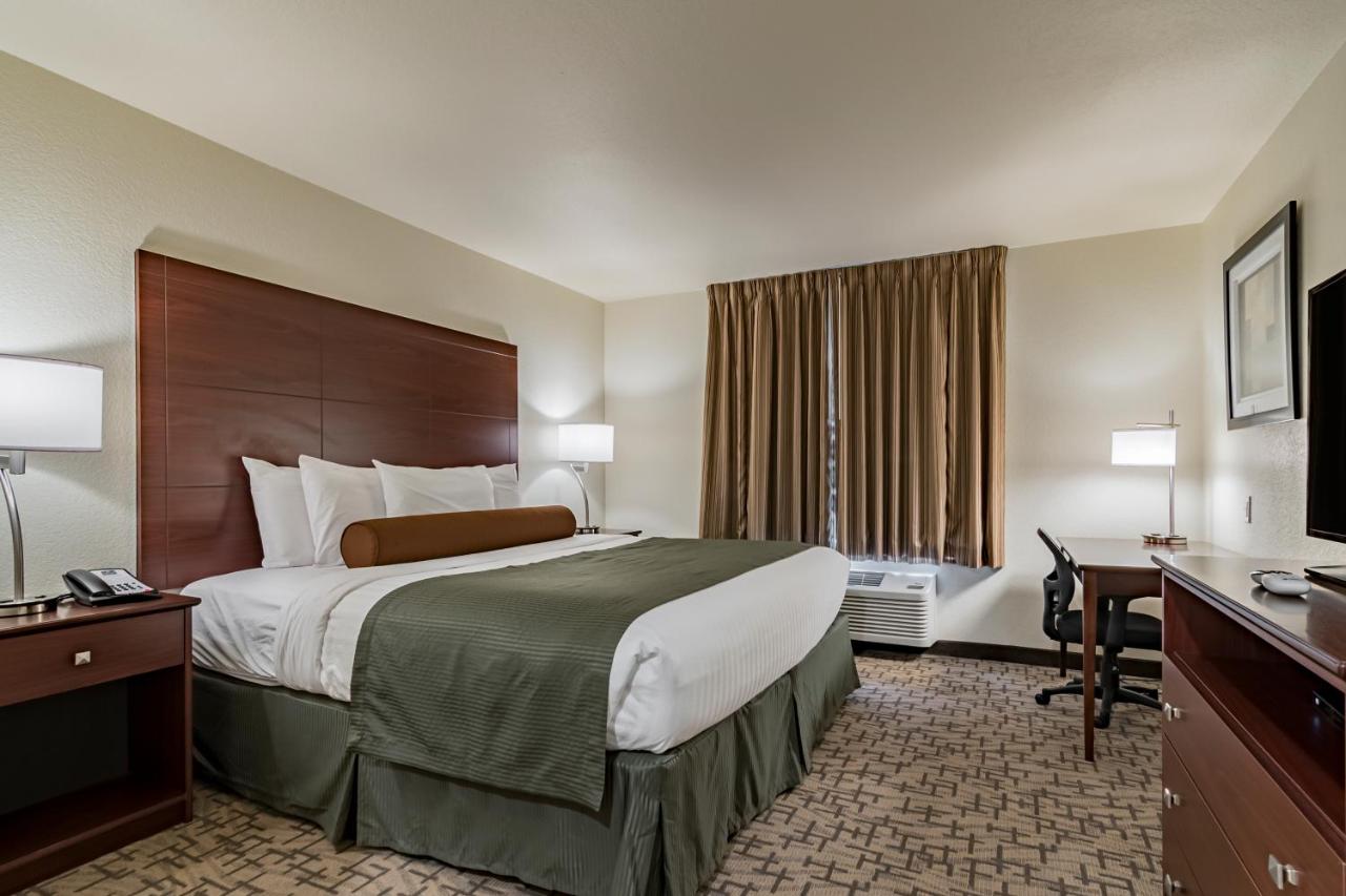 Deluxe King Room at Cobblestone Inn & Suites - Lamoni