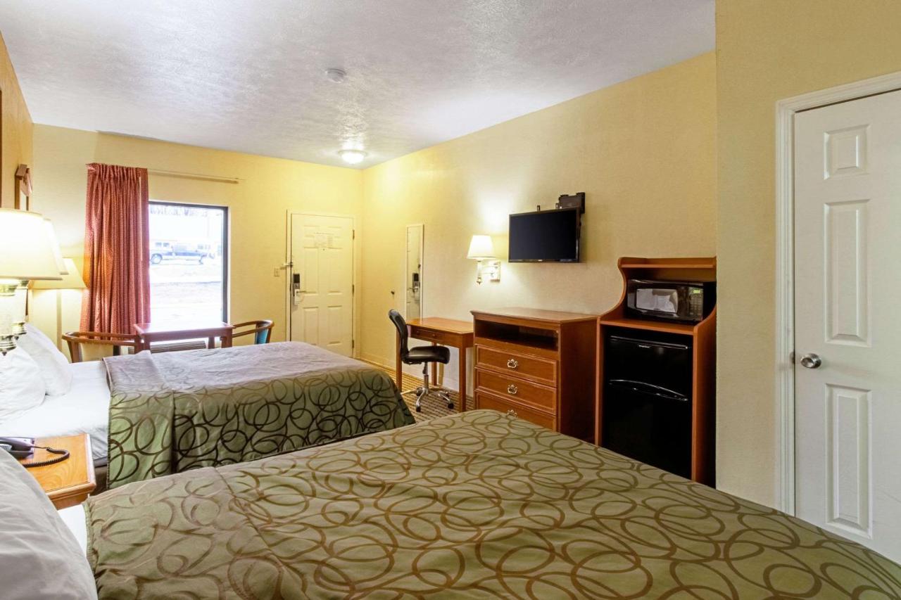 Queen Room with Two Queen Beds - Smoking at Quality Inn & Suites Dickson